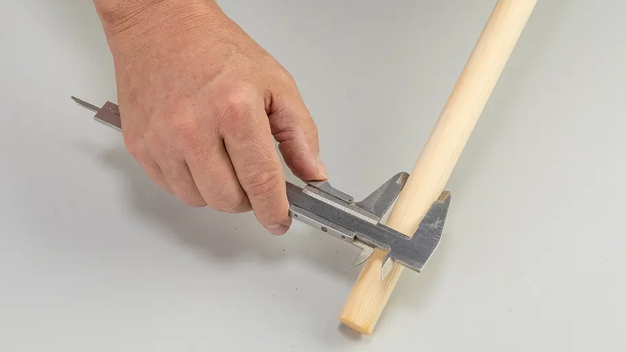 Rundhölzer mit Messschieber ausmessen