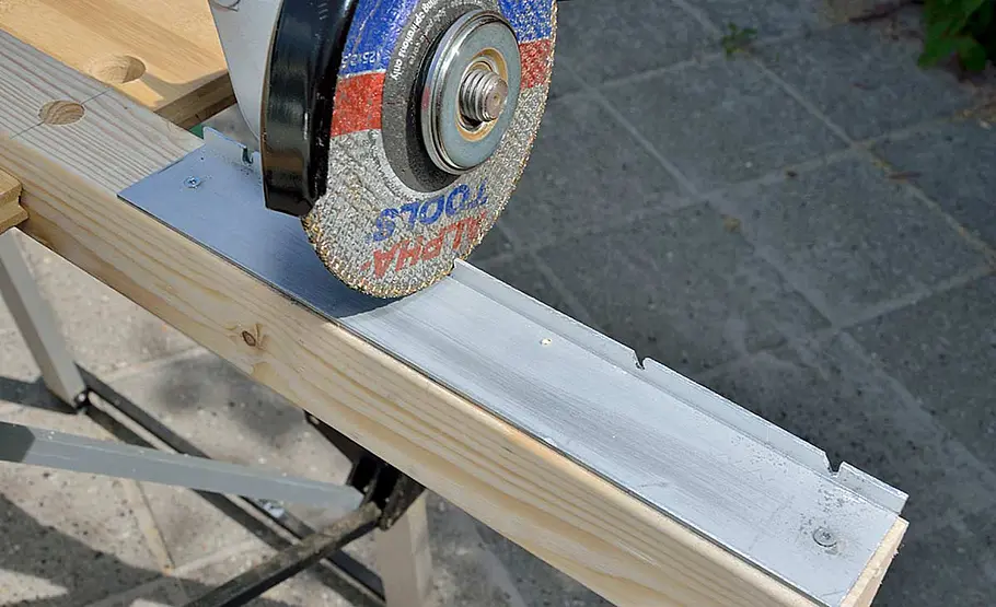 Sonnenliege und Tisch in einem