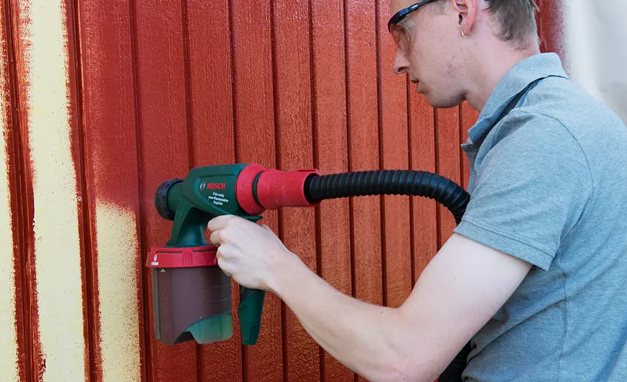 Holzverkleidung der Fassade streichen