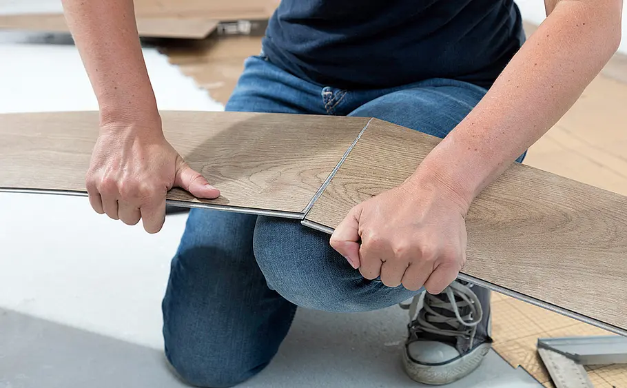 Elastischen Bodenbelag aus Vinyl verlegen