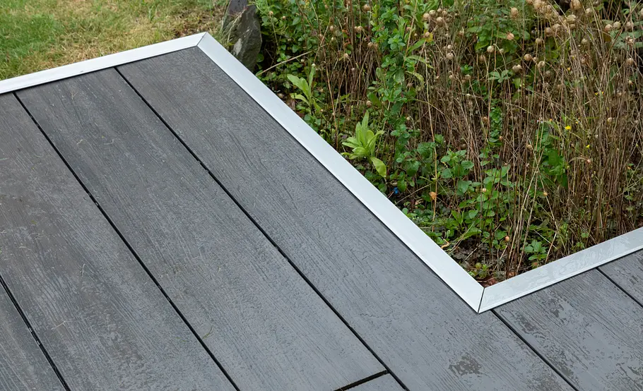 Terrassensanierung: Abdeckprofile zuschneiden und verlegen