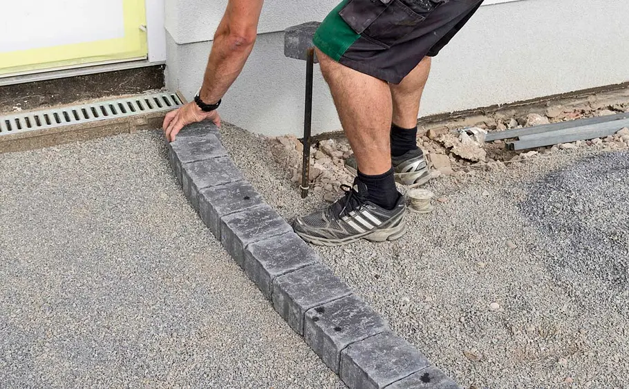 Weg zum Haus pflastern
