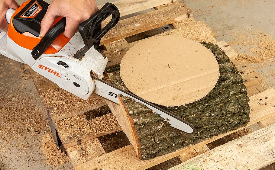 Anleitung: Holzschüssel aus Baumstamm drechseln