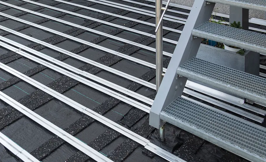 Terrassensanierung: Unterkonstruktions-Profile verschrauben