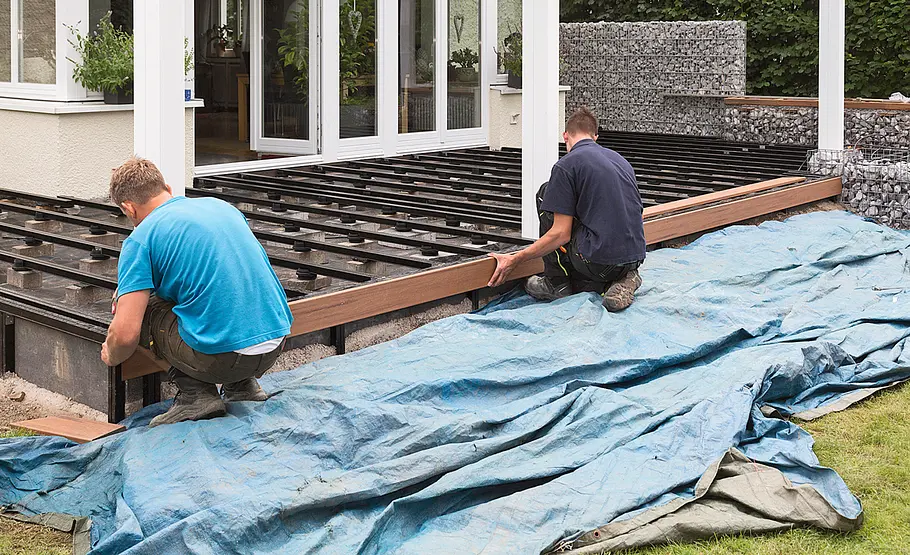 Terrasse mit Stufen in den Garten