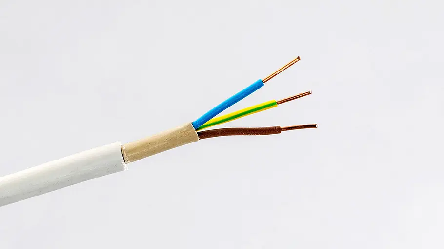 Ein dreiadriges Stromkabel, oben der blaue Neutralleiter, in der Mitte der gelb-grüne Schutzleiter und unten der braune Außenleiter.