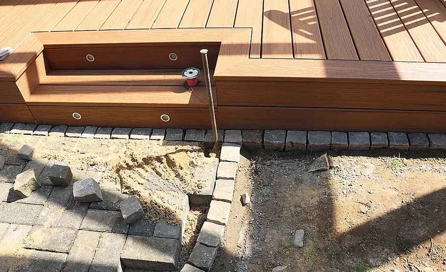 Terrasse mit Stufen in den Garten