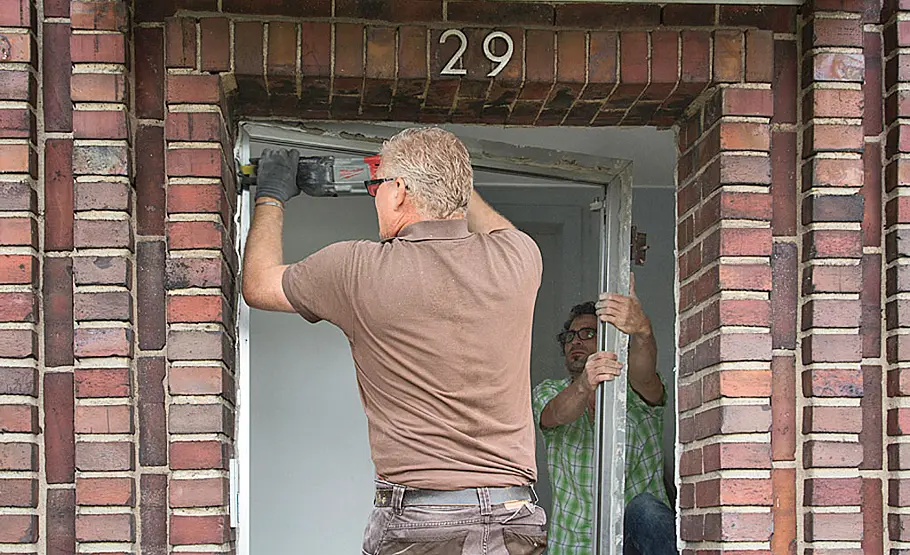 Haustür aus Aluminium einbauen