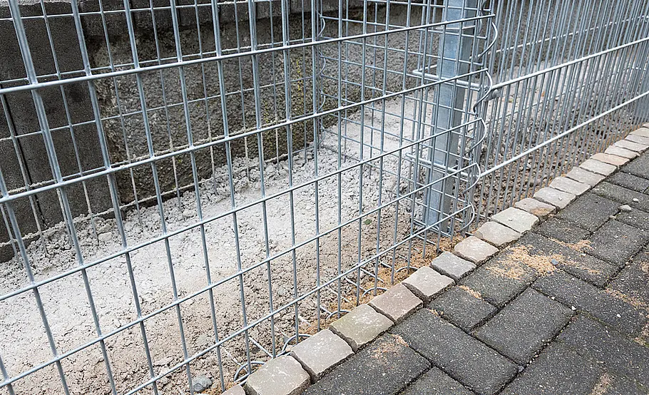 Terrasse mit Stufen in den Garten