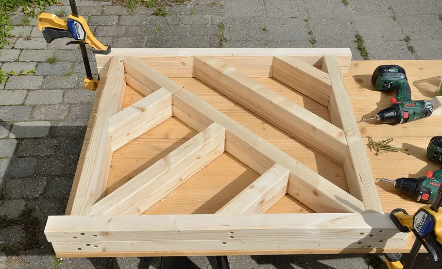 Luftige Pergola aus Holz selber bauen
