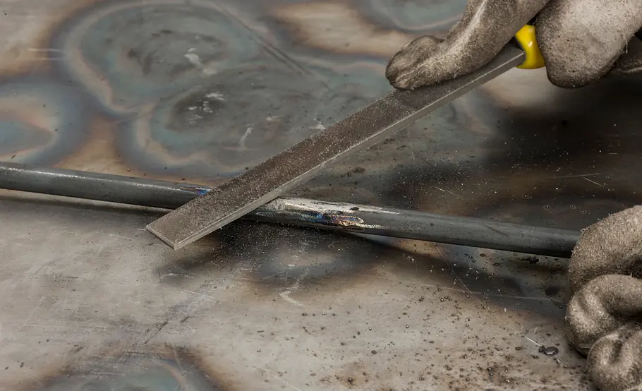 Bogen von Metall-Rankhilfe formen und schweißen