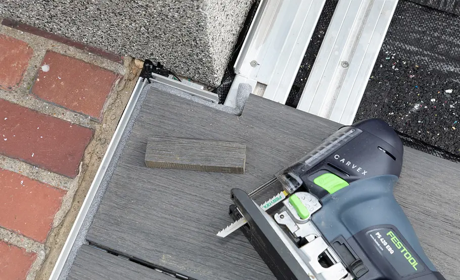 Terrassensanierung: WPC-Dielen im Wechselverband verlegen