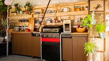Außenküche mit Gasgrill bauen - Foto: Hersteller / Bosch Power Tools