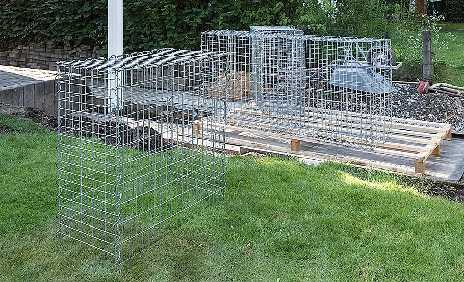 Terrasse mit Stufen in den Garten