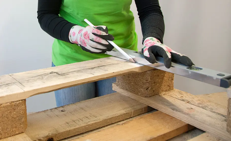 Paletten-Upcycling: Weinregal selber bauen