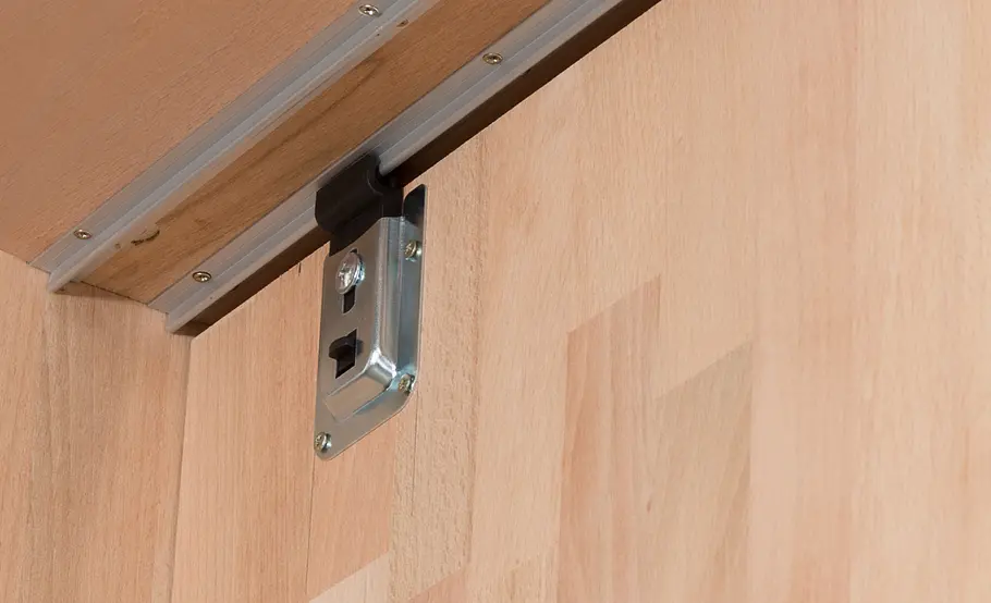 Verschiebbarer Kleiderschrank für unter die Dachschräge bauen