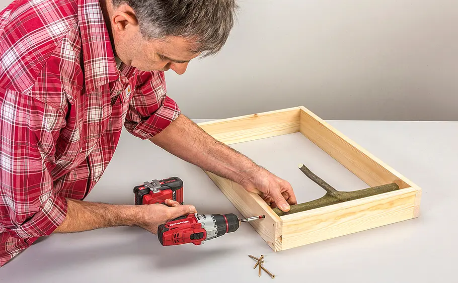 Garderobe aus Ästen selber bauen