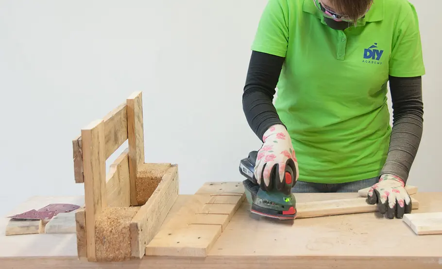 Paletten-Upcycling: Weinregal selber bauen