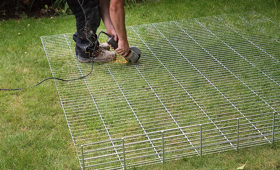 Terrasse mit Stufen in den Garten