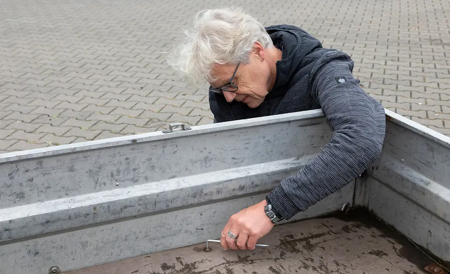 Ladefläche des Kfz-Anhänger reparieren