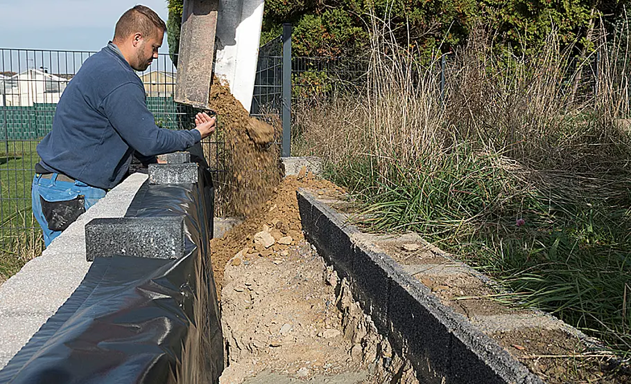 Gartenmauer aus Betonsteinen