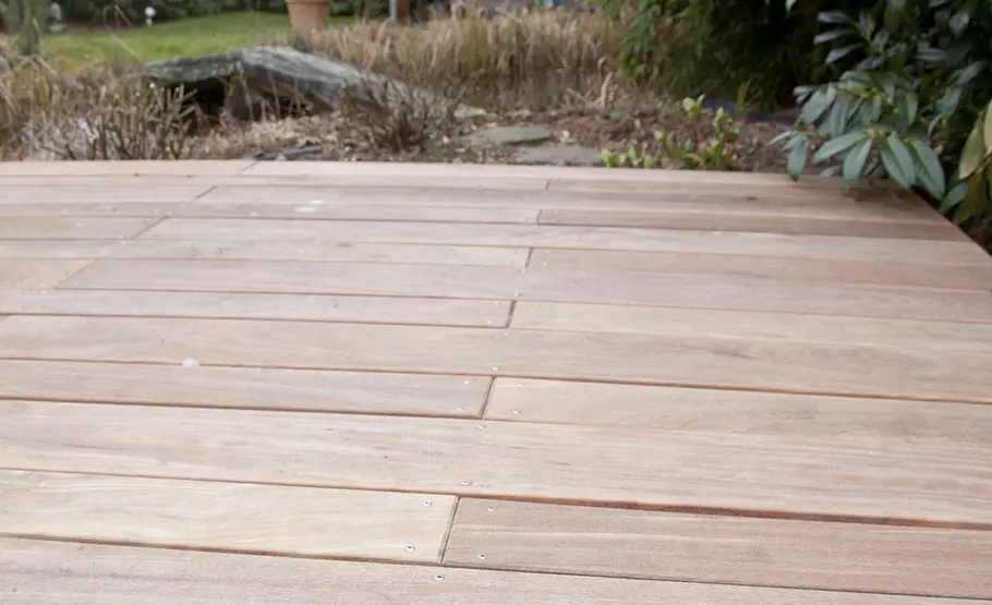 Sonnendeck am Gartenteich