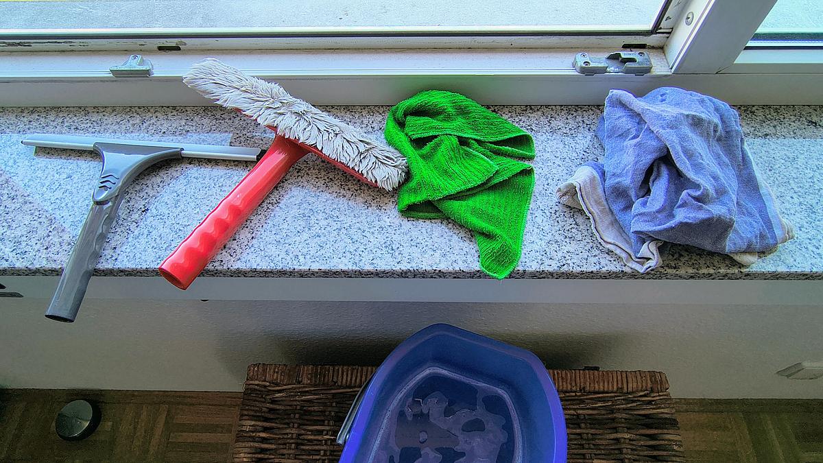 Equipment zum Fensterputzen: Einwascher, Abzieher, Mikrofasertuch, Baumwolllappen