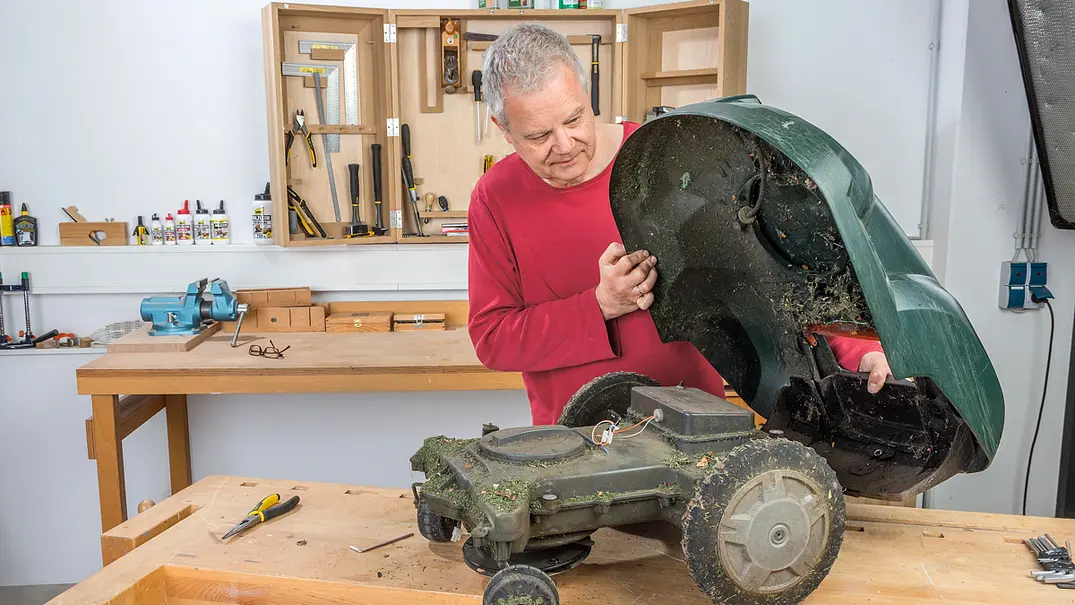 Mähroboter warten - Foto: sidm / KEH Mähroboter warten - Foto: sidm / KEH