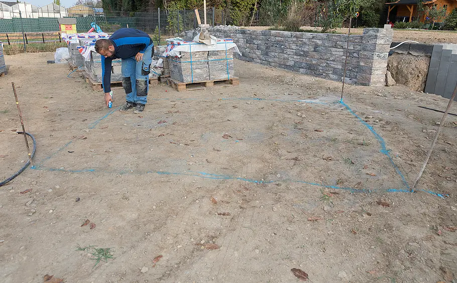 Stufen-Hochbeet aus Betonsteinen mauern