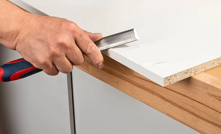 Kanten mit Schmelzkleber umleimen