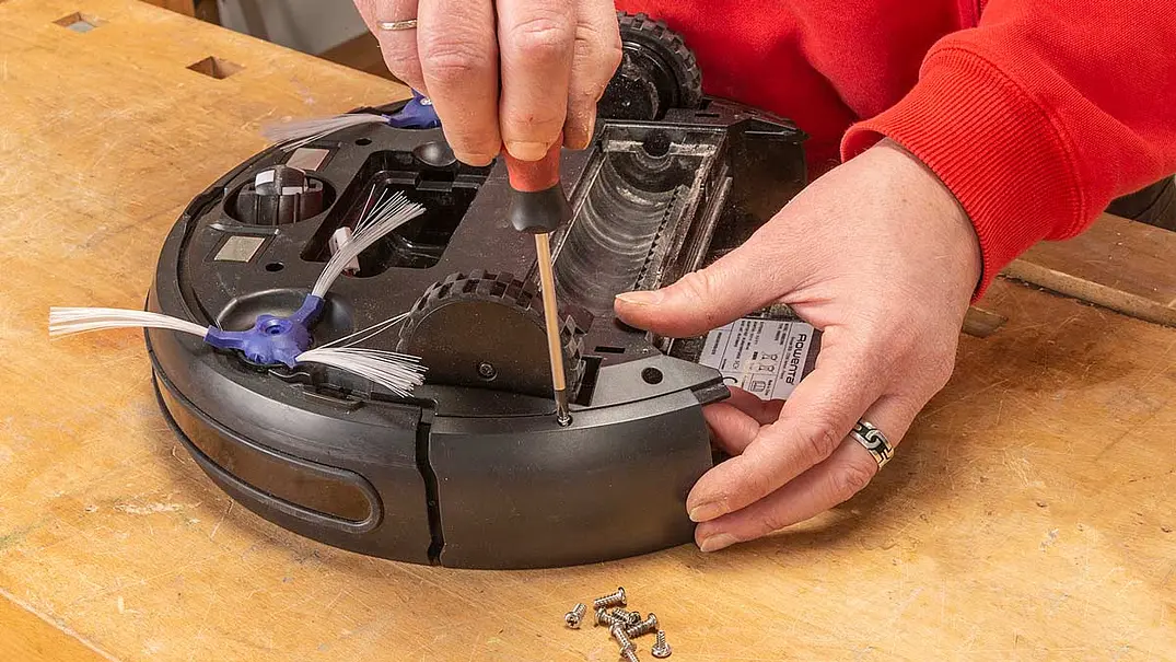 Staubsaugroboter reinigen und reparieren - Foto: sidm / MMM Staubsaugroboter reinigen und reparieren - Foto: sidm / MMM