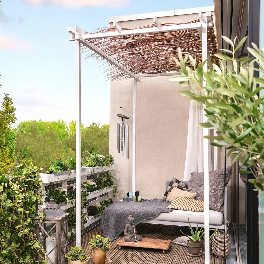 Sonnenschutz-Pergola mit Rattan-Dach bauen
