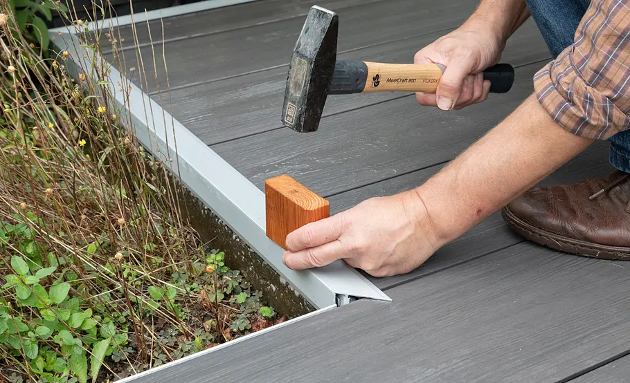 Terrassensanierung: Abdeckprofile zuschneiden und verlegen