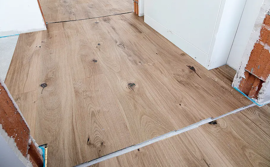 Elastischen Bodenbelag aus Vinyl verlegen