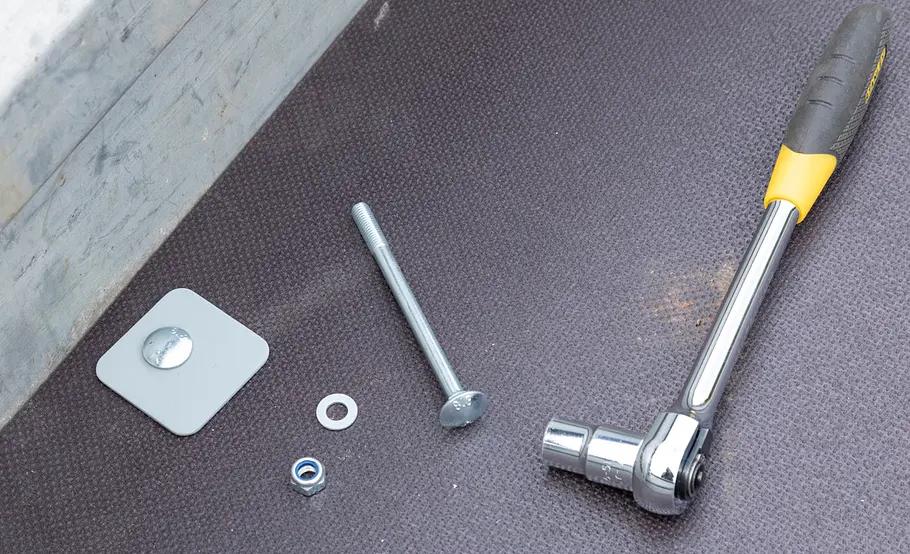 Ladefläche des Kfz-Anhänger reparieren