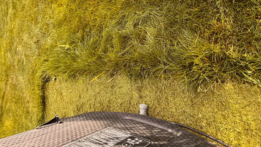 Ausgelassene Ränder nach dem Mähen mit dem RoboUP Raccoon 2 SE