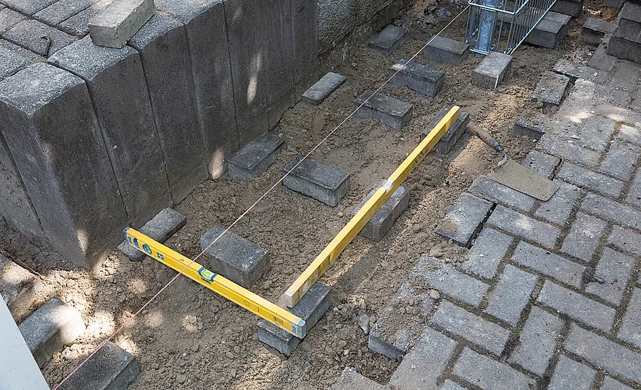 Terrasse mit Stufen in den Garten
