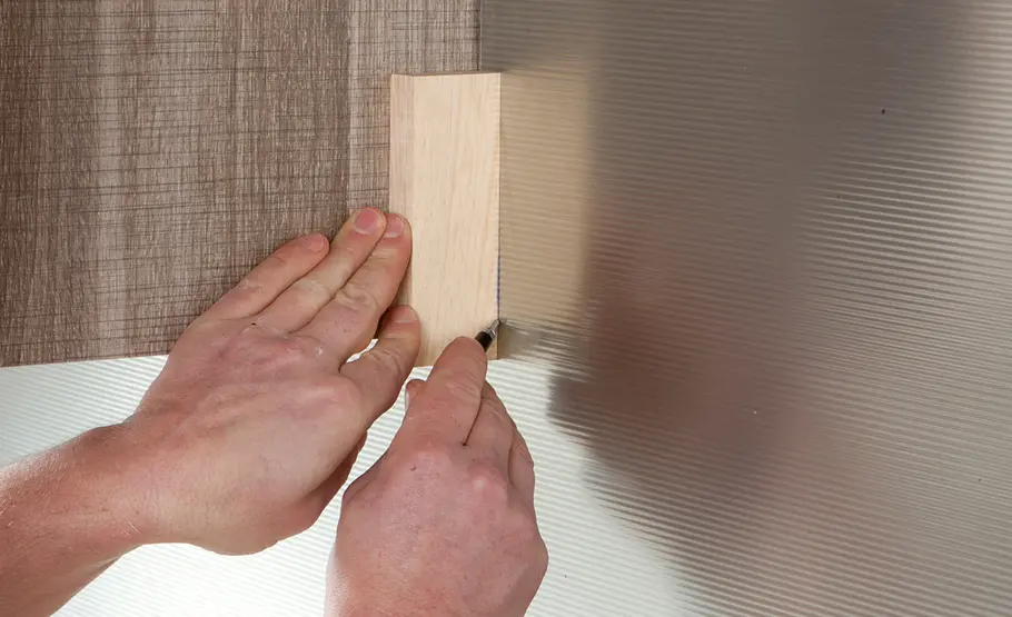 Küchenrückwand aus selbstklebenden Effektplatten