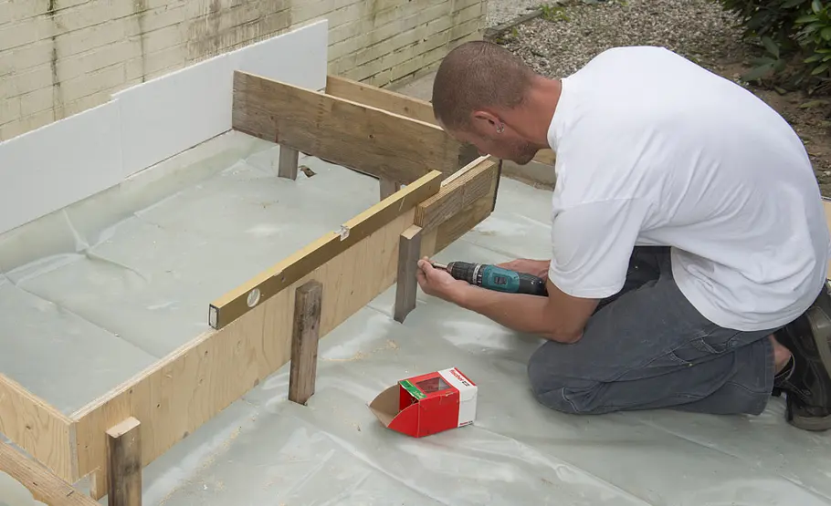 Treppe vor der Haustür betonieren