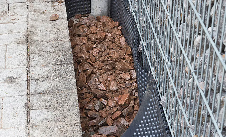 Terrasse mit Stufen in den Garten