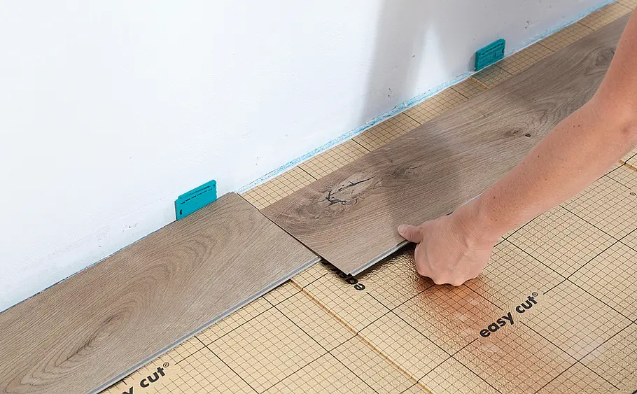 Elastischen Bodenbelag aus Vinyl verlegen