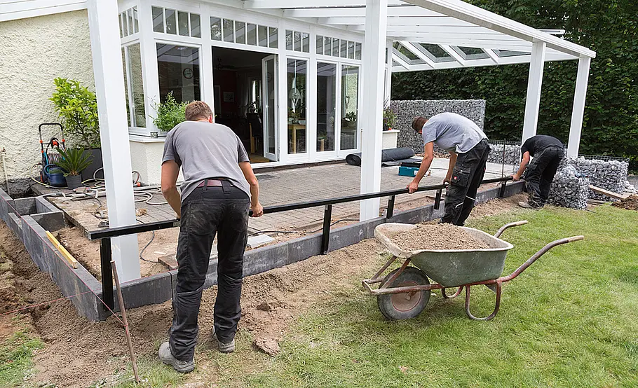 Terrasse mit Stufen in den Garten