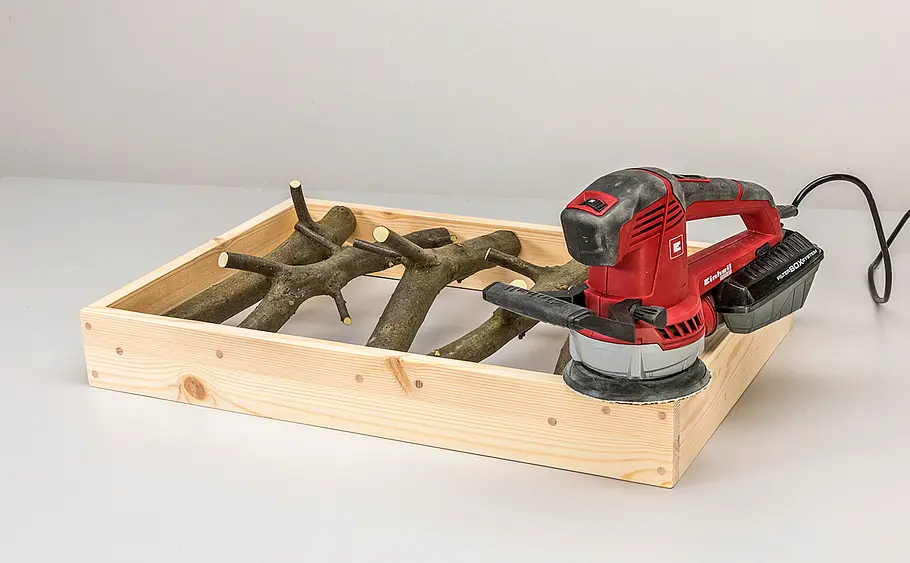 Garderobe aus Ästen selber bauen