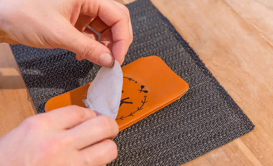 Handyhülle aus Leder gravieren