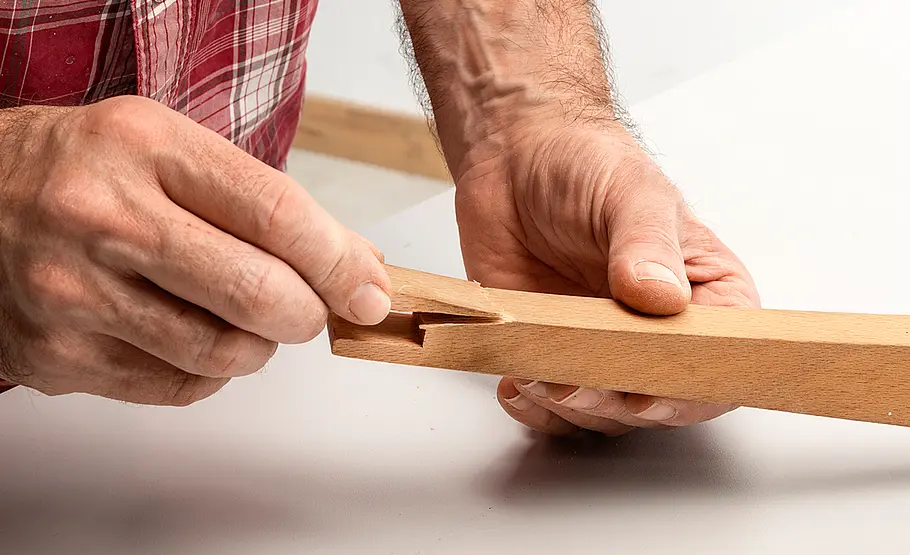 Holzstuhl reparieren