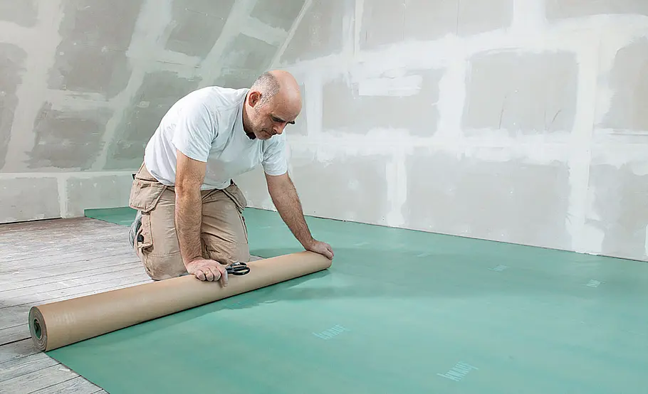 Dachboden mit Trockenschüttung dämmen