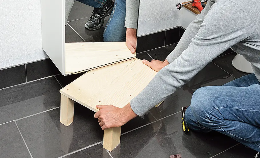 Ikea-Spiegelschrank montieren