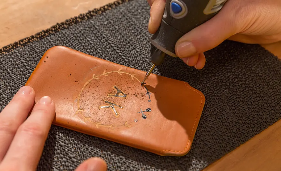 Handyhülle aus Leder gravieren