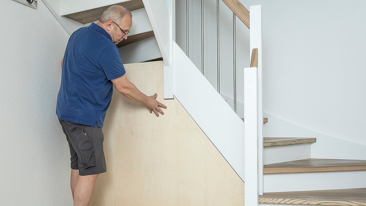 Schablone in vorgesehene Wand zur Prüfung einsetzen