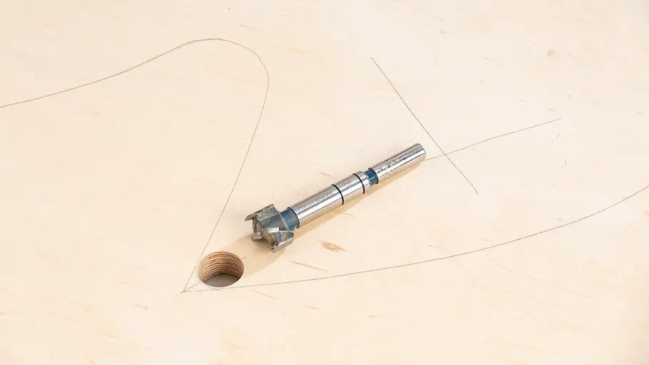 Forstnerbohrer liegt auf Brett